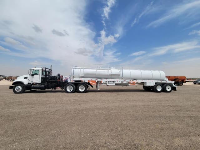 Image of Mack Granite CV713 equipment image 3