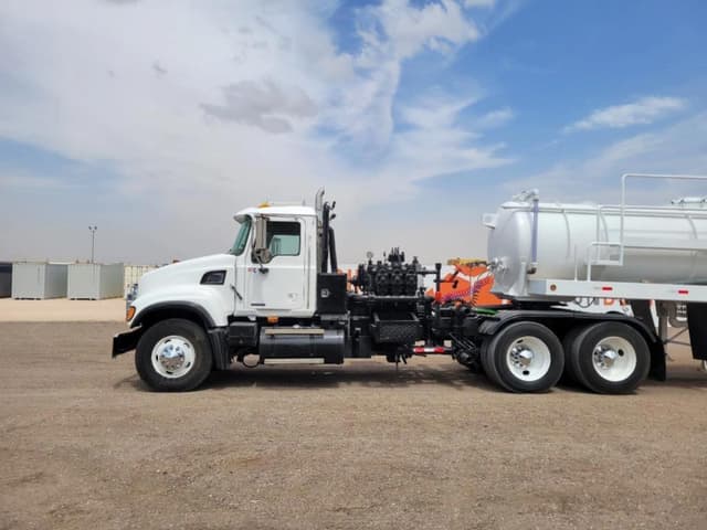 Image of Mack Granite CV713 equipment image 1