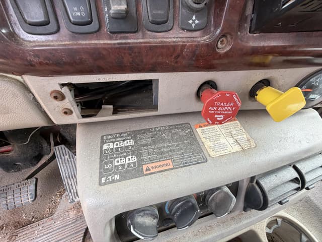 Image of Mack CX613 equipment image 3