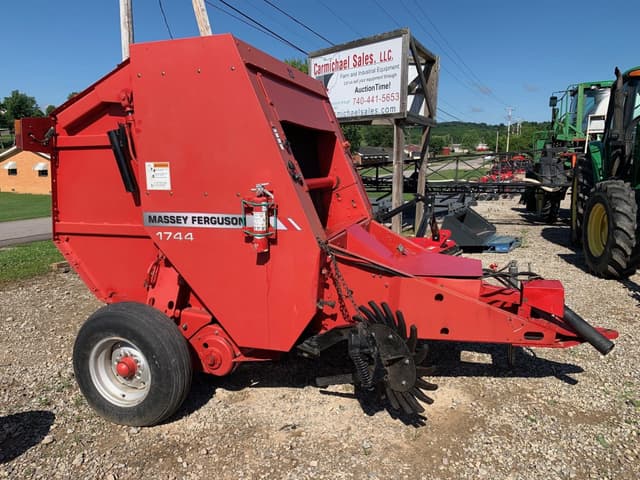 Image of Massey Ferguson 1744 equipment image 3