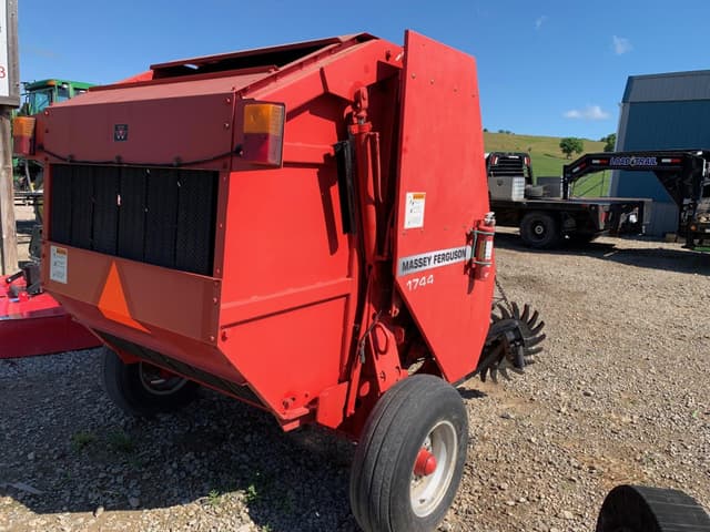 Image of Massey Ferguson 1744 equipment image 2