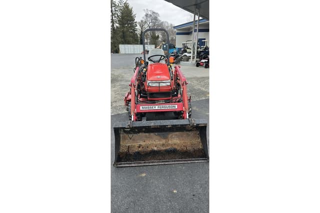 Image of Massey Ferguson GC2300 equipment image 2