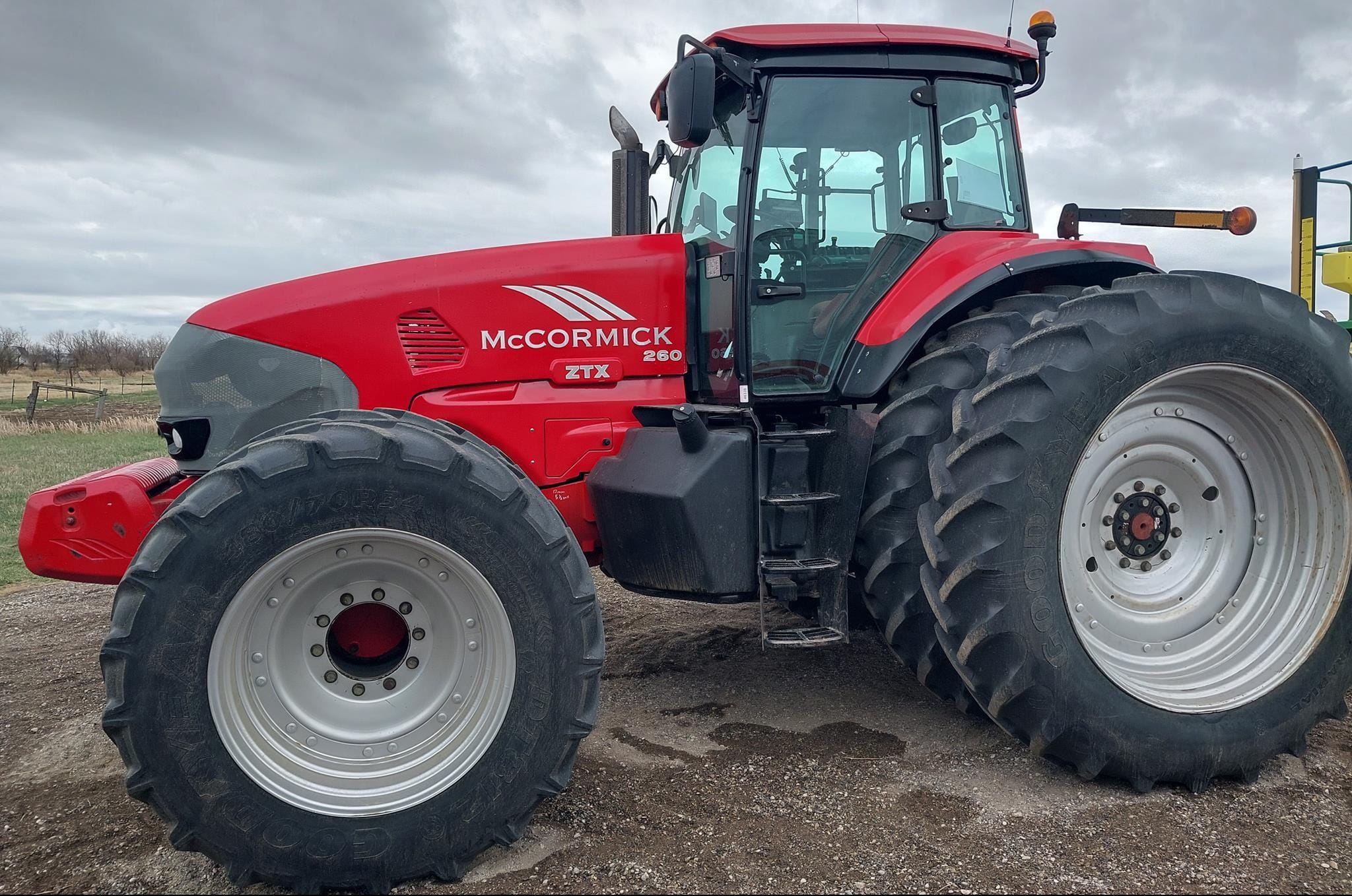 2004 McCormick Intl ZTX260 Equipment Image0