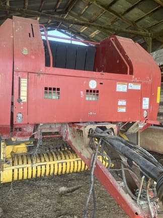 2004 New Holland BR740 Equipment Image0