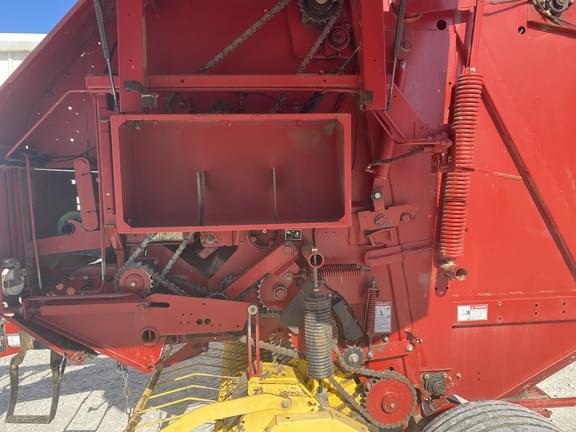 Image of New Holland BR740 equipment image 4