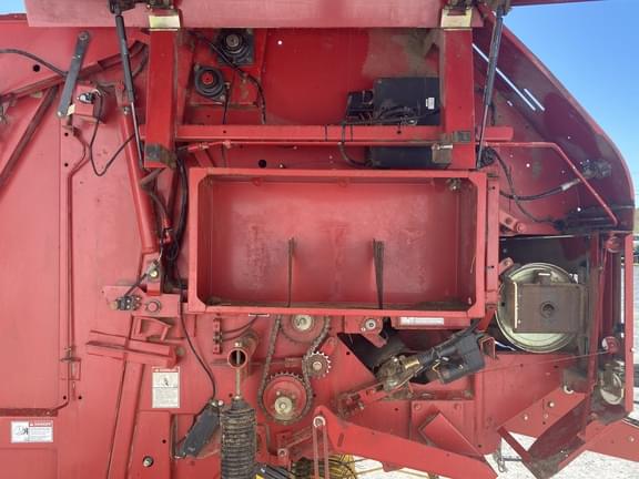 Image of New Holland BR740 equipment image 2