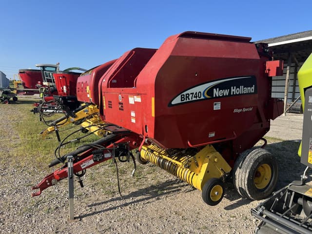 Image of New Holland BR740 equipment image 1