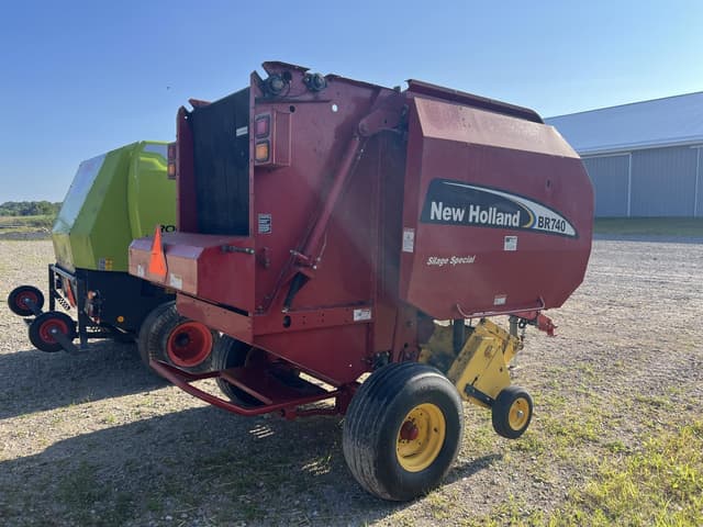 Image of New Holland BR740 equipment image 3