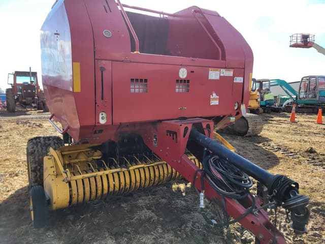 Image of New Holland BR740A equipment image 1