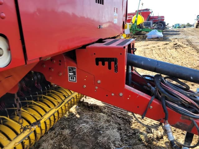 Image of New Holland BR740A equipment image 3