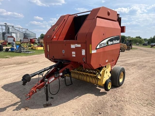 Image of New Holland BR750 equipment image 1