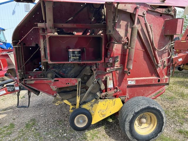 Image of New Holland BR770 equipment image 2