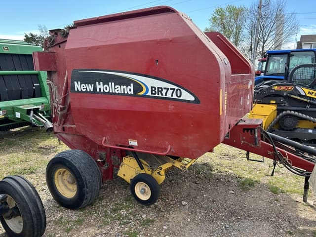 Image of New Holland BR770 equipment image 4
