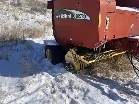 Image of New Holland BR780 equipment image 2