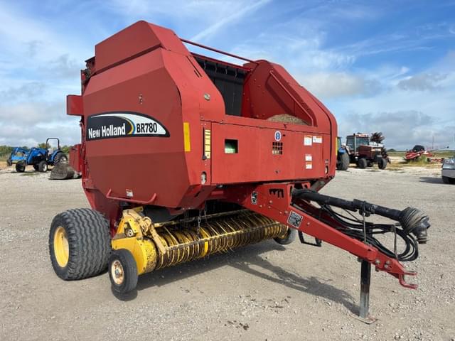 Image of New Holland BR780 equipment image 1