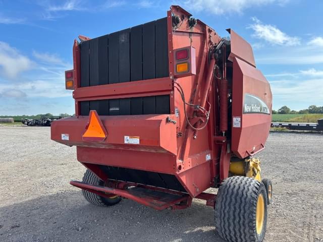 Image of New Holland BR780 equipment image 2