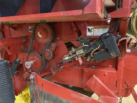 Image of New Holland BR780 equipment image 3