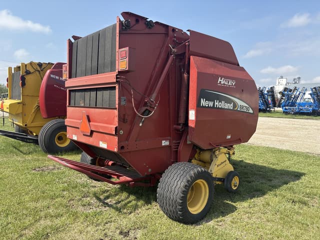 Image of New Holland BR780 equipment image 3