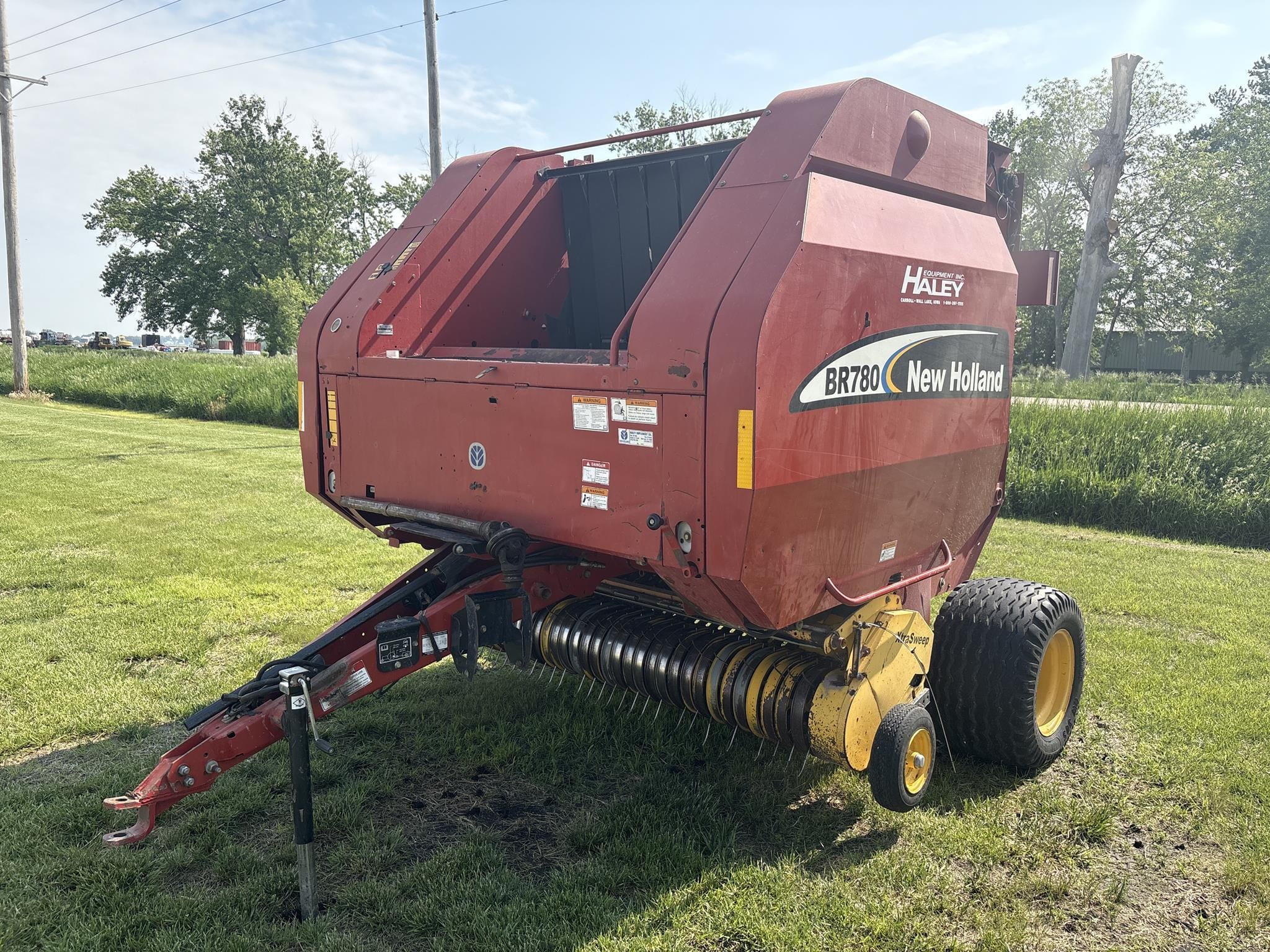 2004 New Holland BR780 Equipment Image0