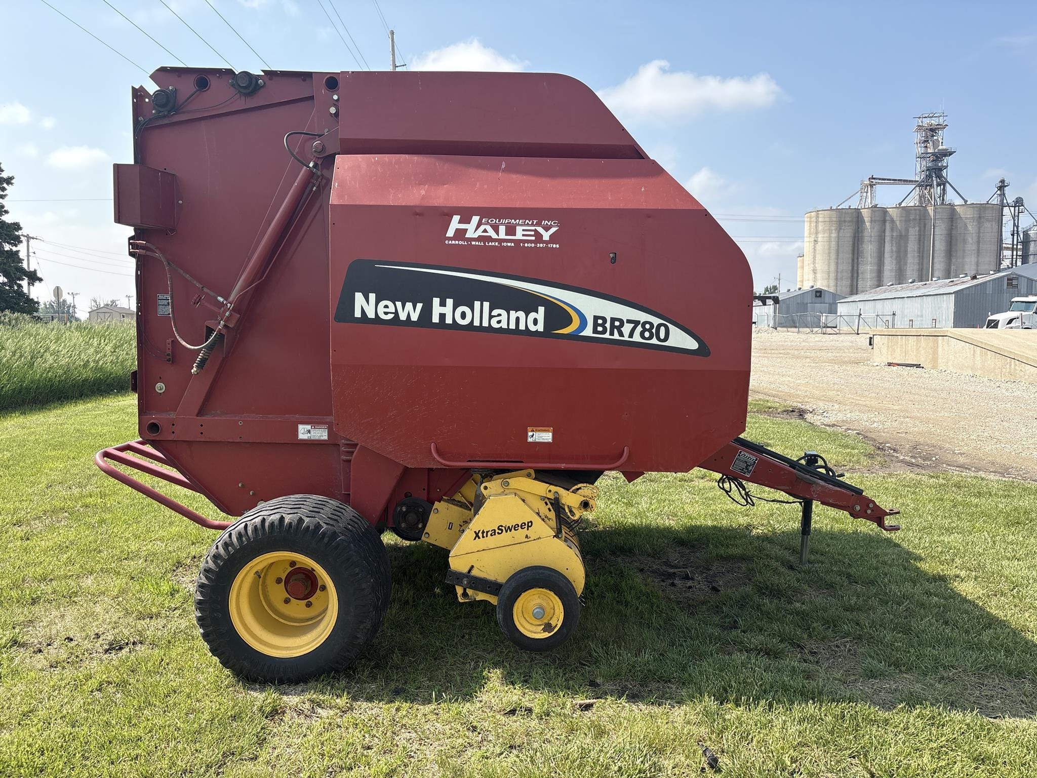 2004 New Holland BR780 Equipment Image0