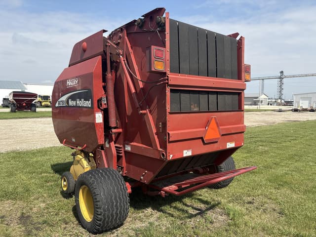 Image of New Holland BR780 equipment image 2