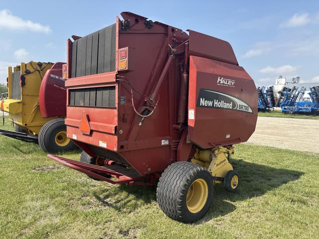Image of New Holland BR780 equipment image 3