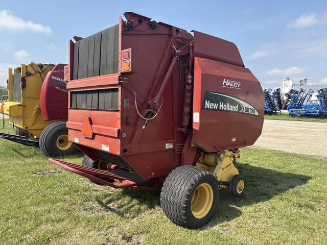 Image of New Holland BR780 equipment image 3