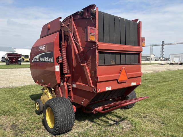 Image of New Holland BR780 equipment image 2