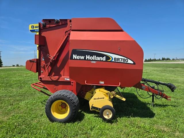 Image of New Holland BR780 equipment image 4