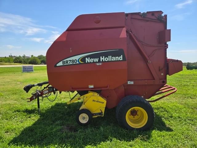 Image of New Holland BR780 equipment image 3