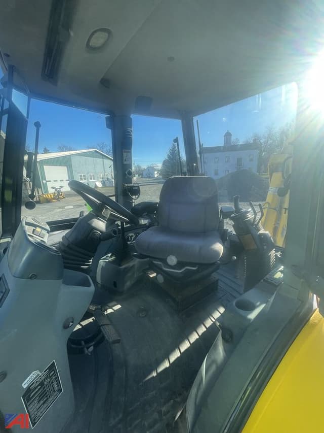 Image of New Holland LB75B equipment image 3