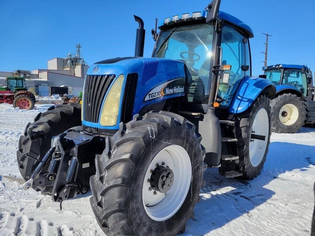 2004 New Holland TG230 Equipment Image0