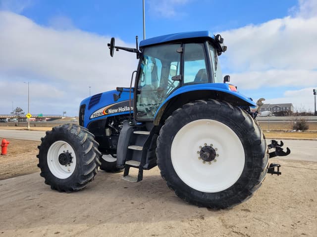 Image of New Holland TG230 equipment image 2