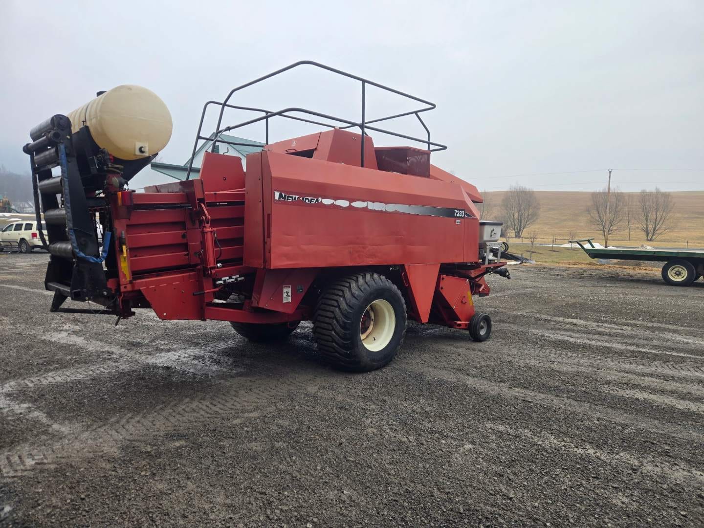 2004 New Idea 7333 Equipment Image0