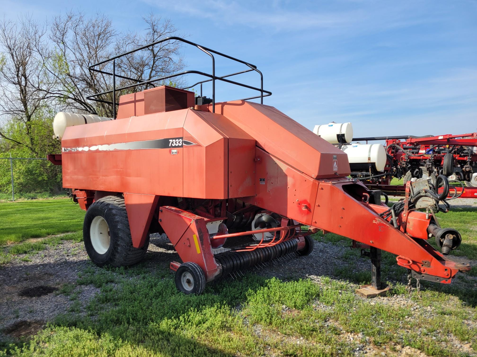 2004 New Idea 7333 Equipment Image0