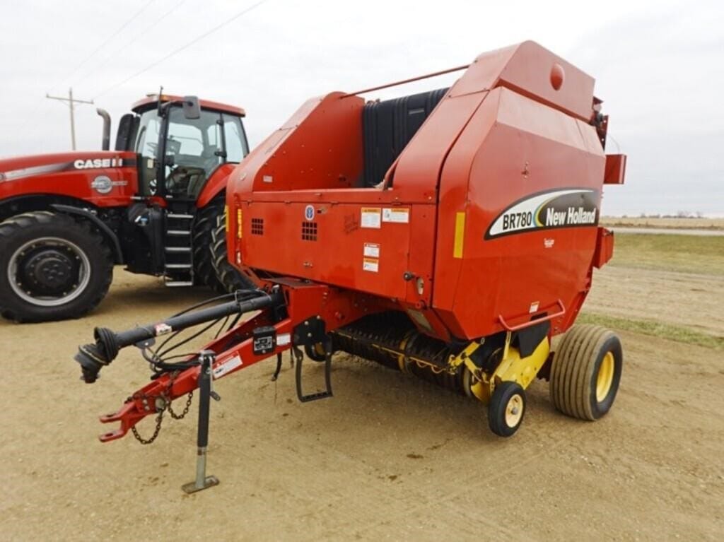 2004 New Holland BR780 Equipment Image0