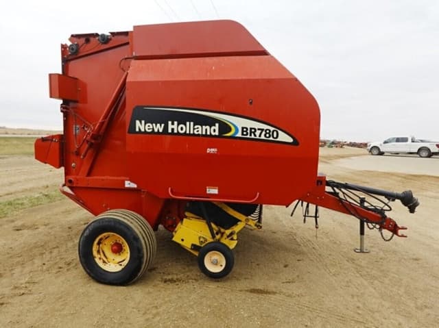 Image of New Holland BR780 equipment image 2