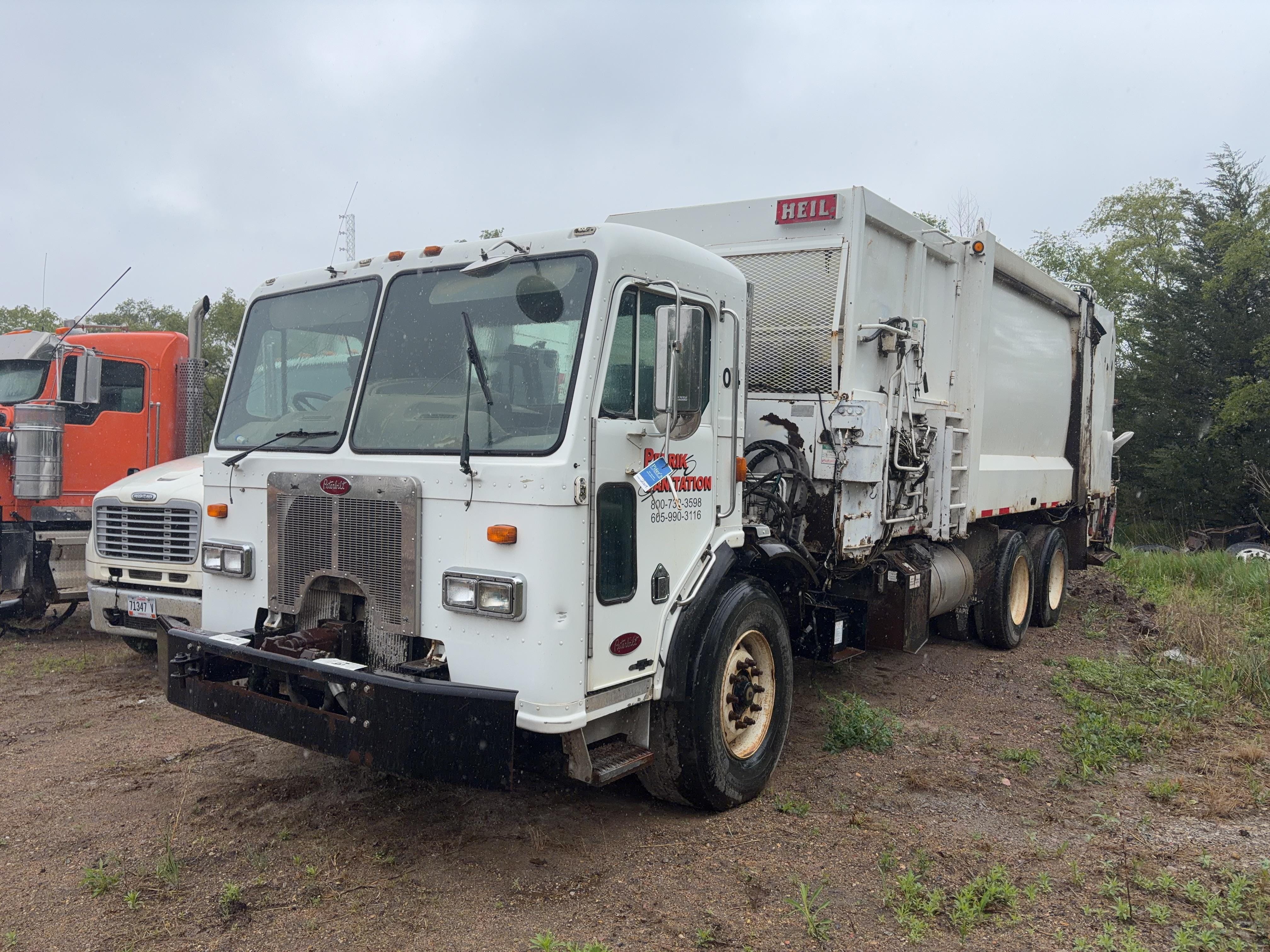 2004 Peterbilt 320 Equipment Image0