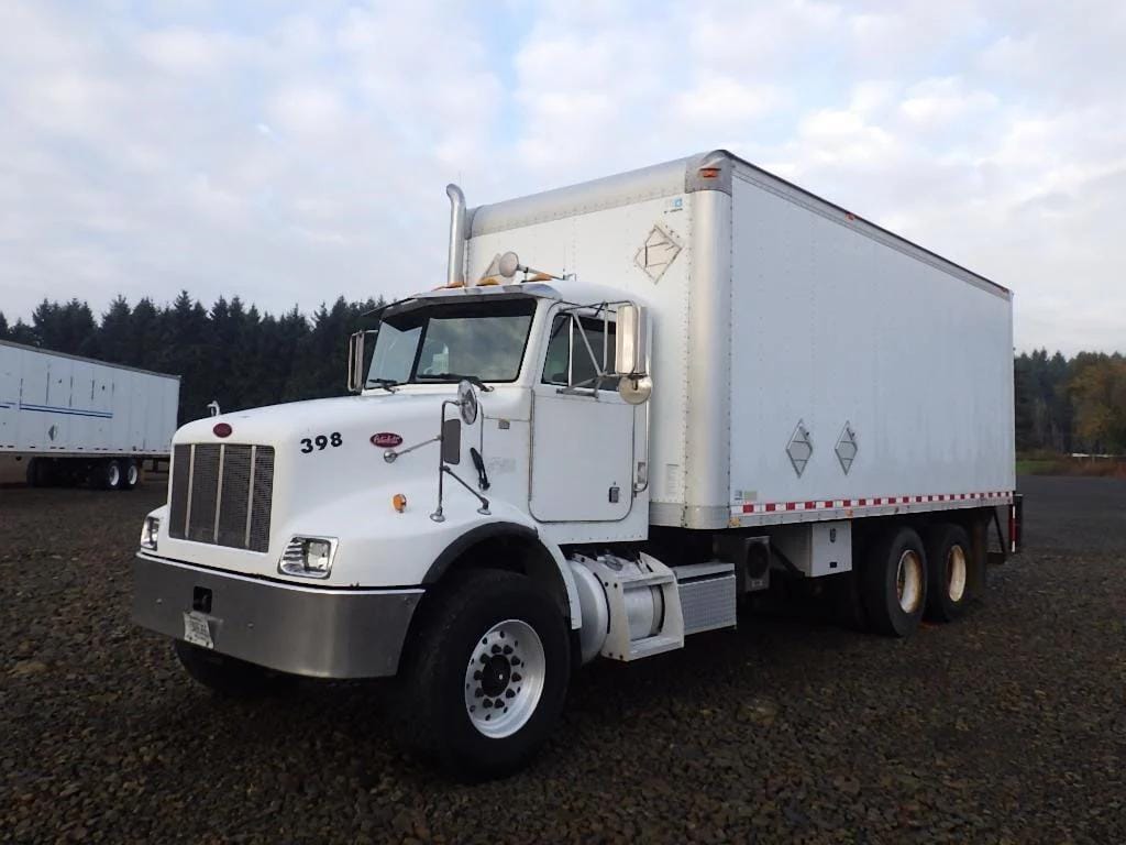 2004 Peterbilt 330 Equipment Image0