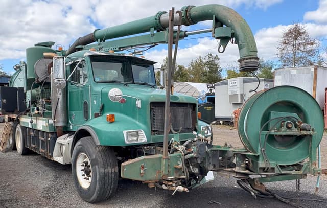 Image of Peterbilt 330 equipment image 4