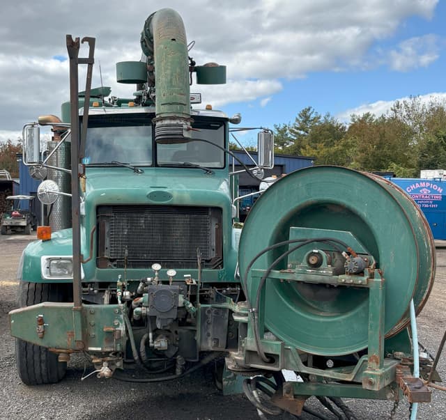 Image of Peterbilt 330 equipment image 3