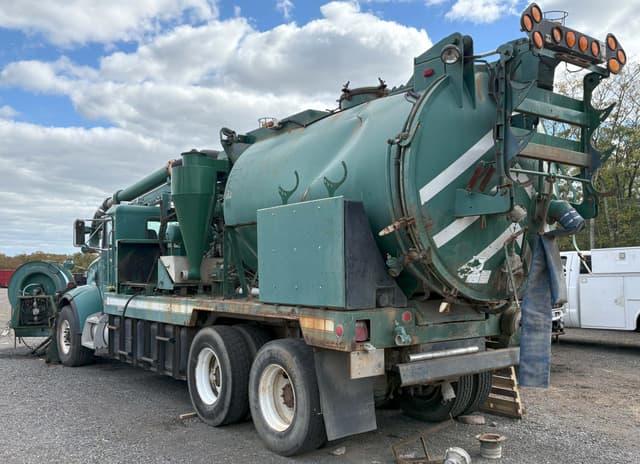 Image of Peterbilt 330 equipment image 1