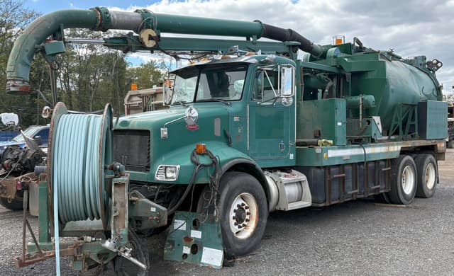 Image of Peterbilt 330 equipment image 2