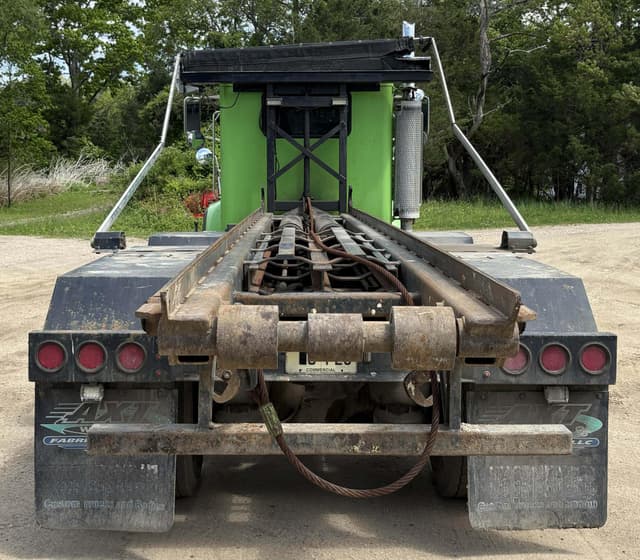 Image of Peterbilt 330 equipment image 3