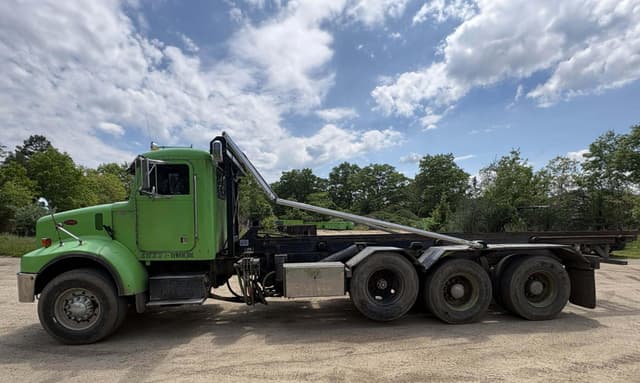 Image of Peterbilt 330 equipment image 1