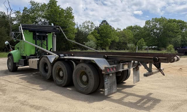 Image of Peterbilt 330 equipment image 2