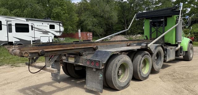 Image of Peterbilt 330 equipment image 4