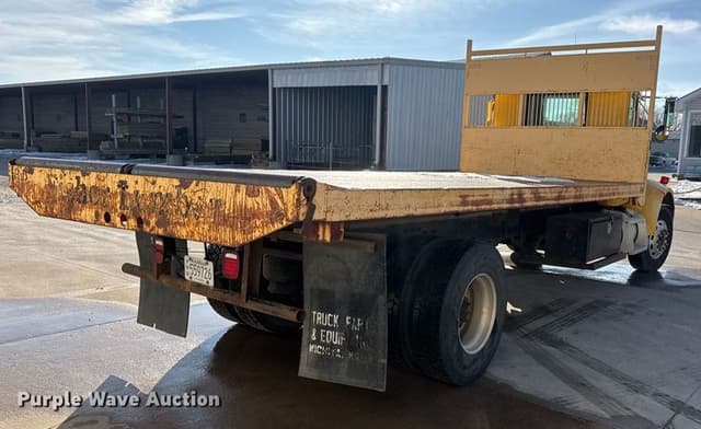 Image of Peterbilt 330 equipment image 4