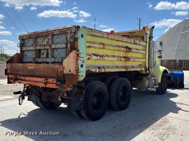 Image of Peterbilt 330 equipment image 4