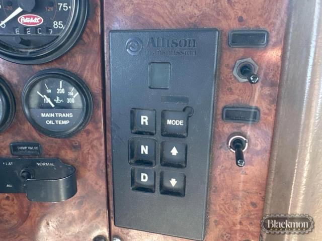 Image of Peterbilt 330 equipment image 3